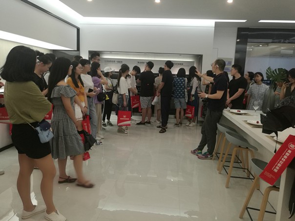 大学生参观北斗星集成灶品牌展厅