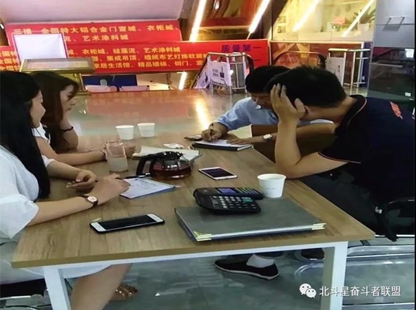 集成灶北斗星品牌门店店员左宏讲解北斗星集成灶产品