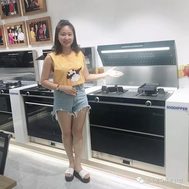 集成灶北斗星品牌门店店员左宏讲解北斗星集成灶产品